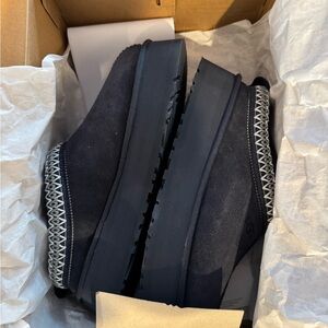 Women’s size 7 Ugg Tazz Navy blue